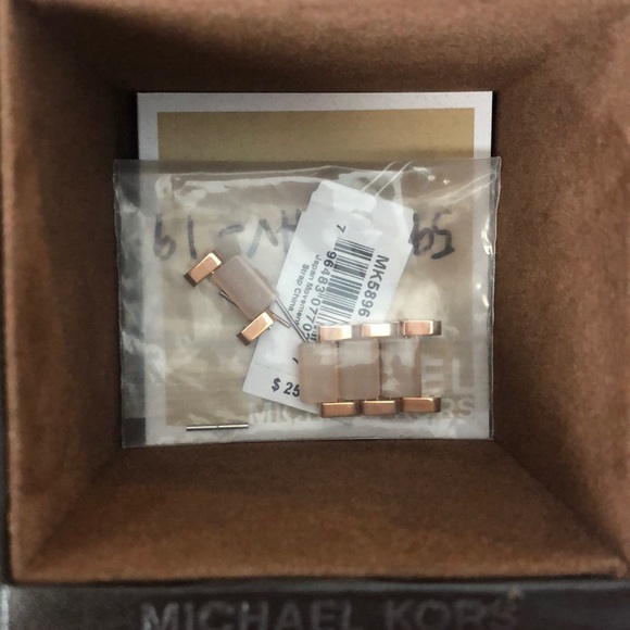 MICHAEL KORS ROSE GOLD WATCH - Picture 4 of 5